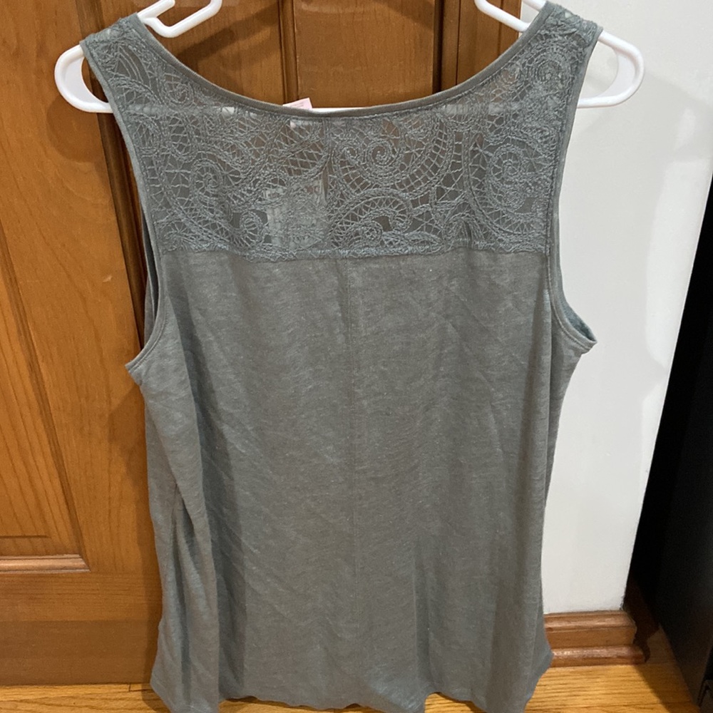 Brand new cute tank top - Picture 2 of 3